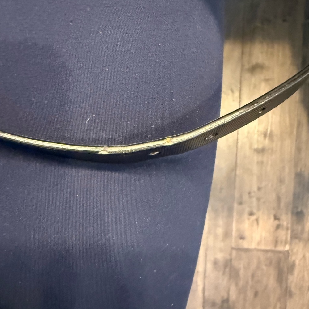 Louis Vuitton Elegant Black Belt with Gold Detailing - Picture 7 of 8